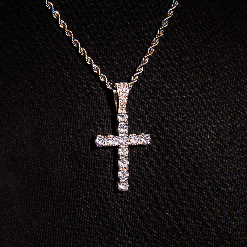 Fashion Street Singapore - Collana con ciondolo croce zircone pieno