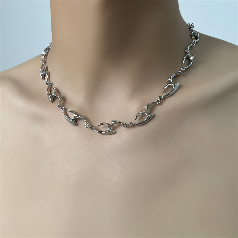 Collana in metallo di forma ir - Street Fashion Trend 2025 recensione e prezzo