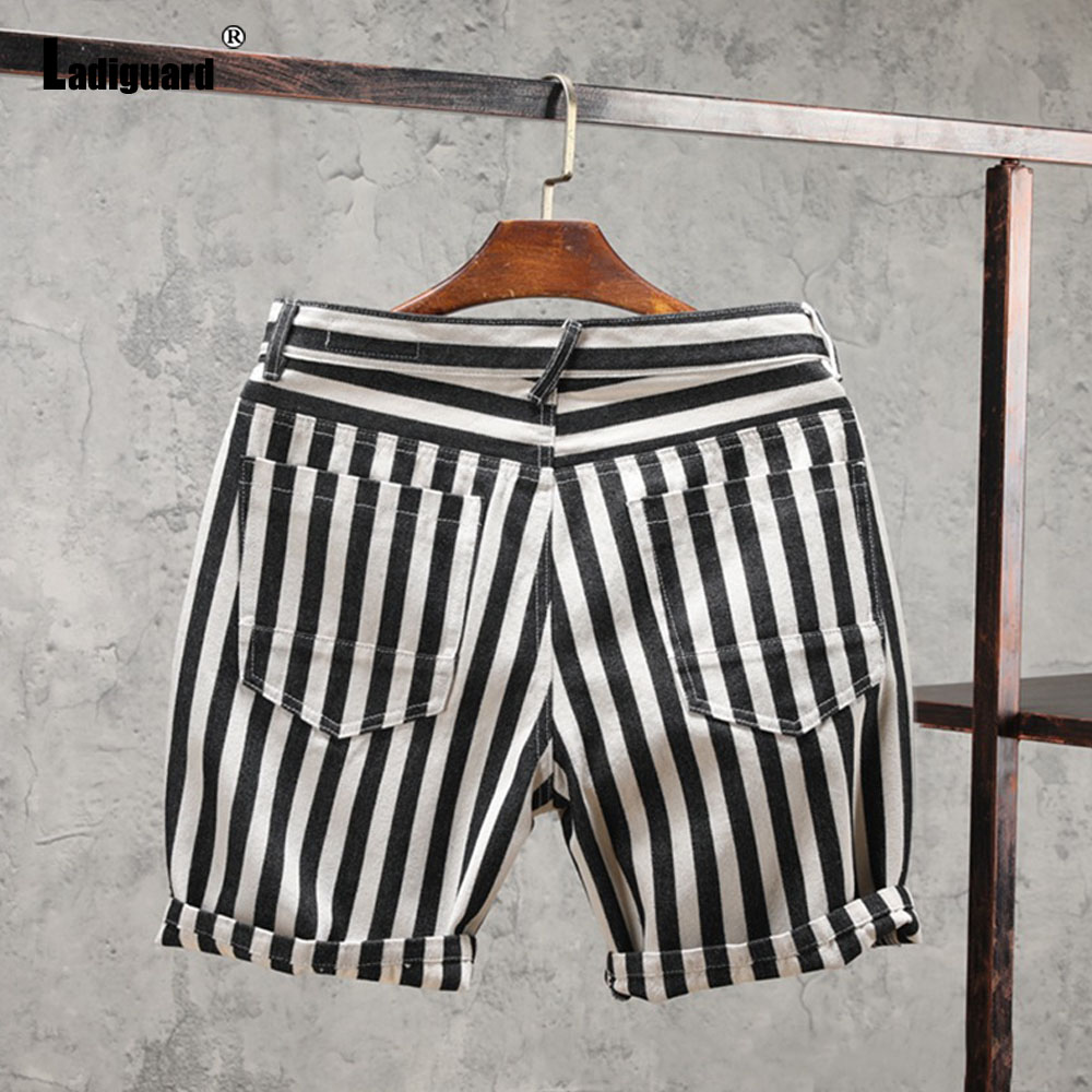 Nuovi Pantaloncini Estivi Casu - Street Fashion Europe recensione e prezzo