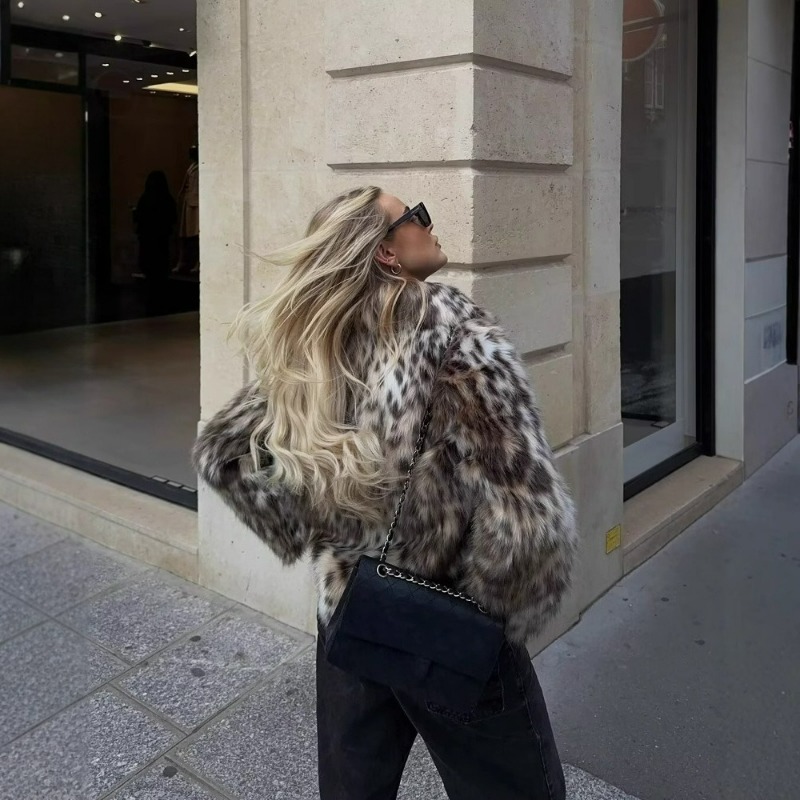 Giacca in Pelliccia Sintetica  - Street Fashion Europe recensione e prezzo